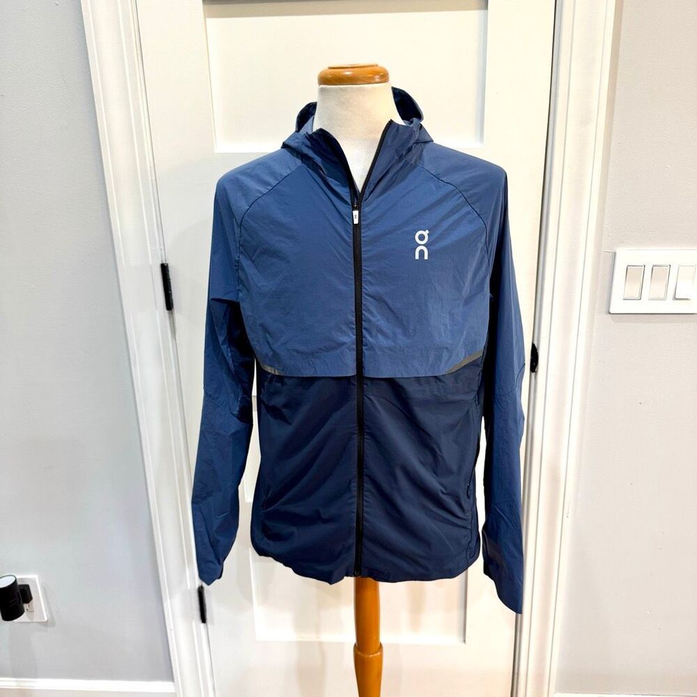 ON Run On Clouds windbreaker. Blue. Size Medium.